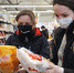 Торговую наценку на социально значимые продукты питания ограничили 5%. Фото: Александр Рюмин / ТАСС - Газета Новая жизнь
